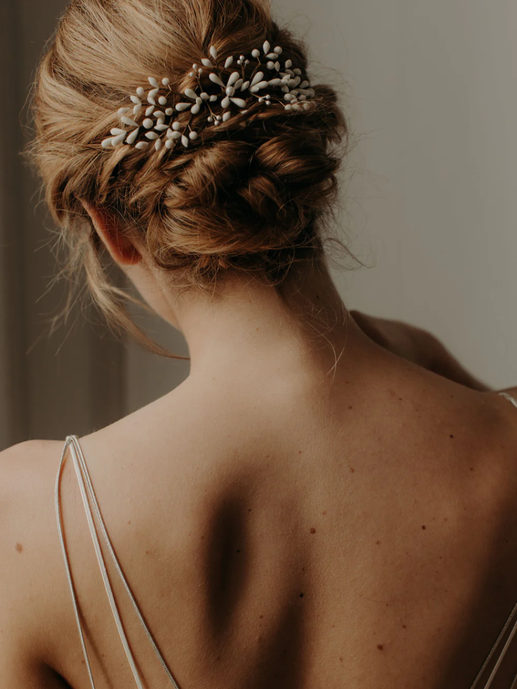 Lizeron Daphne Peigne cheveux Blanche main product photo